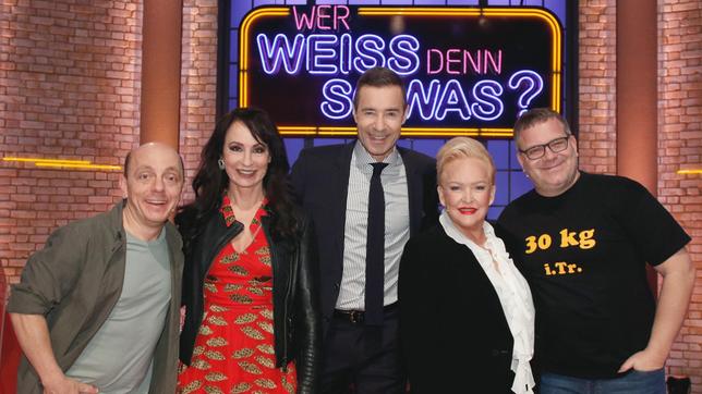 Bild: ARD/Morris Mac Matzen Moderator Kai Pflaume und seine Rateteam-Kapitäne Bernhard Hoëcker und Elton begrüßen in dieser Sendung die beiden Sängerinnen Anna Maria Kaufmann und Angelika Milster.