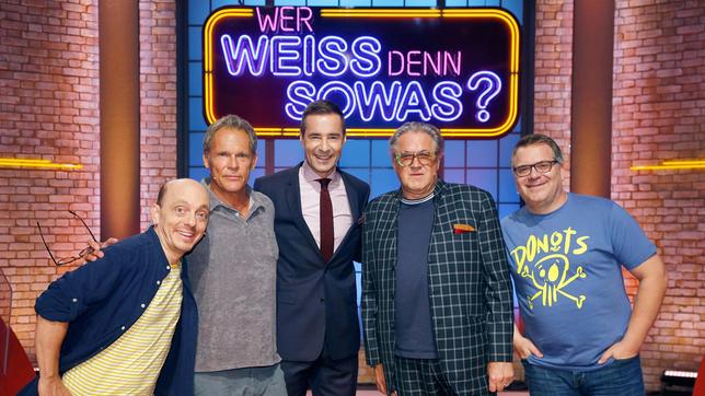 Bild: ARD/Morris Mac Matzen Moderator Kai Pflaume und seine Rateteam-Kapitäne Bernhard Hoëcker und Elton begrüßen in dieser Sendung die beiden Schauspieler Christian Tramitz und Michael Brandner.