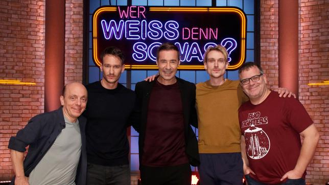 Bild: ARD/Morris Mac Matzen Moderator Kai Pflaume und seine Rateteam-Kapitäne Bernhard Hoëcker und Elton begrüßen in dieser Sendung, die Schauspieler Vladimir Burlakov und Daniel Sträßer.