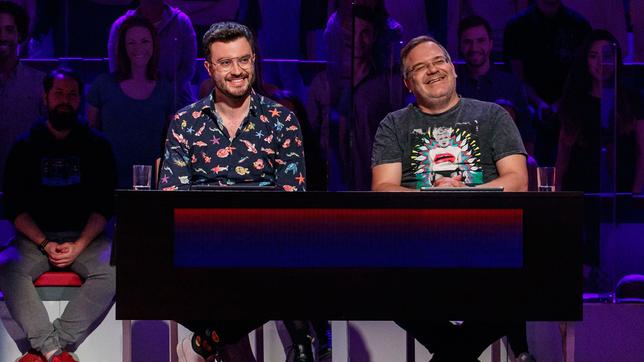 Bild: ARD/Morris Mac Matzen Rateteam-Kapitän Elton (r.) und der "Jäger" aus der ARD-Quiz-Show "Gefragt-Gejagt", Sebastian Klussmann (r.) bilden ein Rateteam.