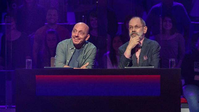 Bild: ARD/Morris Mac Matzen Rateteam-Kapitän Bernhard Hoëcker (l.) und der "Jäger" aus der ARD-Quiz-Show "Gefragt-Gejagt", Klaus Otto Nagorsnik (r.) bilden ein Rateteam.
