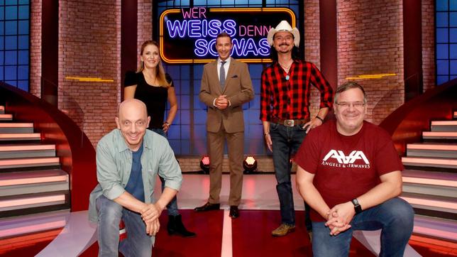 Bild: ARD/Morris Mac Matzen Moderator Kai Pflaume und seine Rateteam-Kapitäne Bernhard Hoëcker und Elton begrüßen in dieser Sendung Sängerin Stefanie Hertel und ihren Ehemann, den Musiker Lanny Lanner.