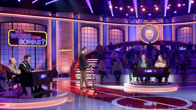 Bild: ARD/Morris Mac Matzen Moderator Kai Pflaume und seine Rateteam-Kapitäne Bernhard Hoëcker und Elton begrüßen in dieser Sendung die beiden TV-Köche Alexander Kumptner und Frank Rosin.