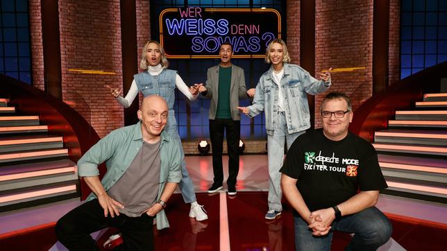 Bild: ARD/Morris Mac Matzen Moderator Kai Pflaume und seine Rateteam-Kapitäne Bernhard Hoëcker und Elton begrüßen in dieser Sendung die Zwillingsschwestern und Influencerinnen Lisa und Lena Mantler.