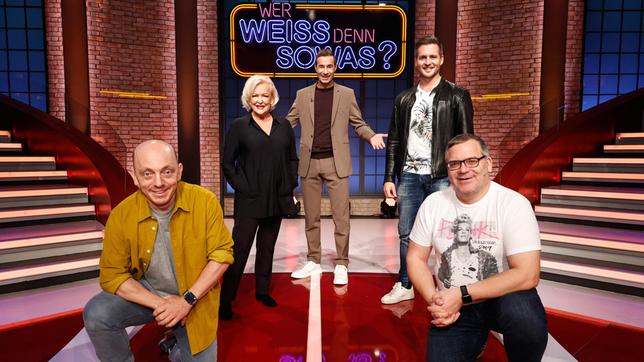 Bild: ARD/Morris Mac Matzen Moderator Kai Pflaume und seine Rateteam-Kapitäne Bernhard Hoëcker und Elton begrüßen in dieser Sendung die Sängerin Angelika Milster und den Sänger Alexander Klaws.