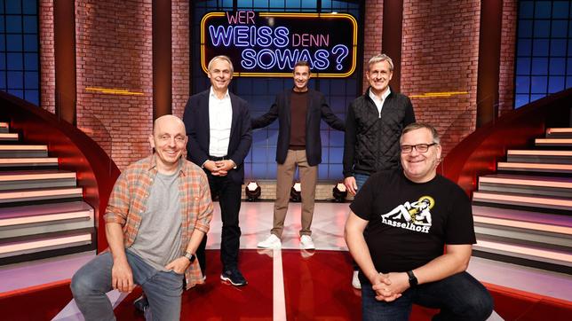 Bild: ARD/Morris Mac Matzen Moderator Kai Pflaume und seine Rateteam-Kapitäne Bernhard Hoëcker und Elton begrüßen in dieser Sendung die beiden Ex-Profi-Fussballspieler Olaf Thon und Pierre Littbarski.