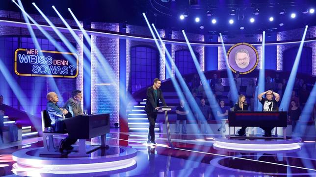 Bild: ARD/Morris Mac Matzen Moderator Kai Pflaume und seine Rateteam-Kapitäne Bernhard Hoëcker und Elton begrüßen in dieser Sendung den Moderator und Webvideoproduzenten Aaron Troschke und die Youtuberin Mrs. Bella.
