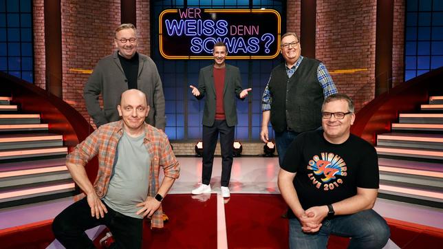 Bild: ARD/Morris Mac Matzen Moderator Kai Pflaume und seine Rateteam-Kapitäne Bernhard Hoëcker und Elton begrüßen in dieser Sendung den Komiker Bernd Stelter und den TV-Moderator Michael Thürnau.