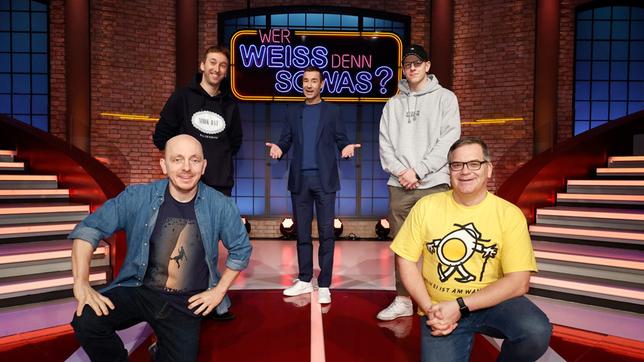 Bild: ARD/Morris Mac Matzen Moderator Kai Pflaume und seine Rateteam-Kapitäne Bernhard Hoëcker und Elton begrüßen in dieser Sendung den Comedian und YouTuber "Freshtorge" Torge Oelrich und den Comedian und YouTuber "Varion" Florian Kiesow.