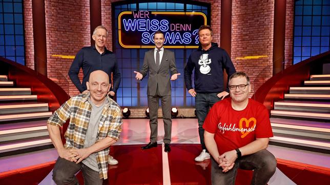 Bild: ARD/Morris Mac Matzen Moderator Kai Pflaume und seine Rateteam-Kapitäne Bernhard Hoëcker und Elton begrüßen in dieser Sendung den Fernsehmoderator Johannes B. Kerner und den Fernsehmoderator Oliver Geissen.