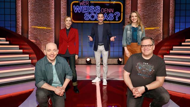Bild: ARD/Morris Mac Matzen Moderator Kai Pflaume und seine Rateteam-Kapitäne Bernhard Hoëcker und Elton begrüßen in dieser Sendung Katja Flint und Petra Schmidt-Schaller.