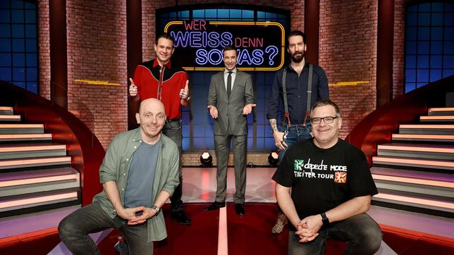 Bild: ARD/Morris Mac Matzen Moderator Kai Pflaume und seine Rateteam-Kapitäne Bernhard Hoëcker und Elton begrüßen in dieser Sendung die beiden Musiker und Band-Kollegen von "The BossHoss", Sascha Vollmer und Alec Völkel.