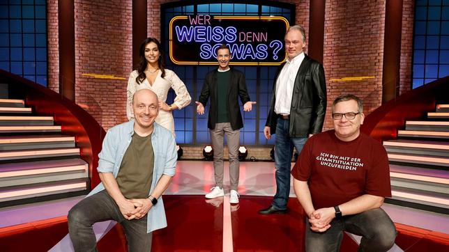 Bild: ARD/Morris Mac Matzen Moderator Kai Pflaume und seine Rateteam-Kapitäne Bernhard Hoëcker und Elton begrüßen in dieser Sendung die Artistin Lili Paul-Roncalli und den Zauberkünstler André Sarrasani.