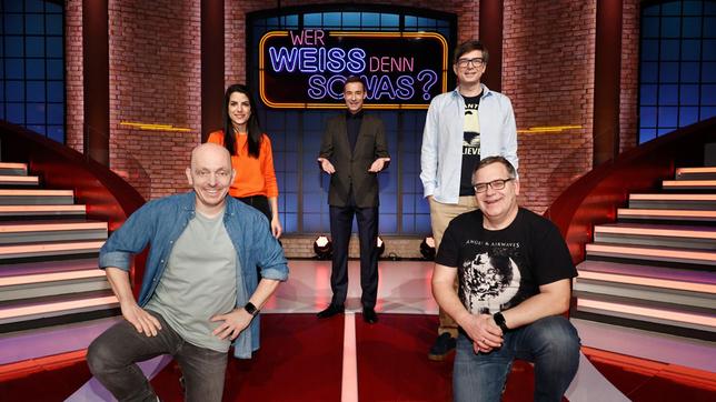 Bild: ARD/Morris Mac Matzen Moderator Kai Pflaume und seine Rateteam-Kapitäne Bernhard Hoëcker und Elton begrüßen in dieser Sendung die Fernsehmoderatorin Clarissa Corrêa da Silva und den Fernsehmoderator Ralph Caspers.