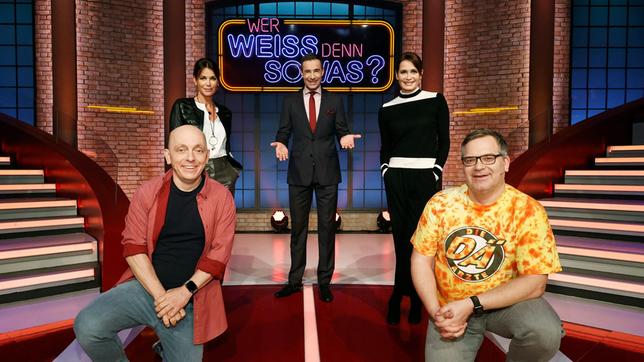 Bild: ARD/Morris Mac Matzen Moderator Kai Pflaume und seine Rateteam-Kapitäne Bernhard Hoëcker und Elton begrüßen in dieser Sendung die Schauspielerin Gerit Kling und ihre Schwester, die Schauspielerin Anja Kling.