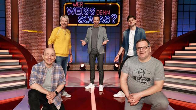 Bild: ARD/Morris Mac Matzen Moderator Kai Pflaume und seine Rateteam-Kapitäne Bernhard Hoëcker und Elton begrüßen in dieser Sendung den Sänger Matthias Reim und seinen Sohn, den Sänger Julian Reim.