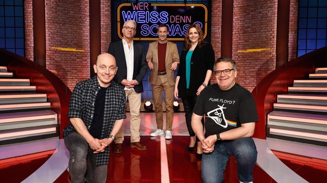 Bild: ARD/Morris Mac Matzen Moderator Kai Pflaume und seine Rateteam-Kapitäne Bernhard Hoëcker und Elton begrüßen in dieser Sendung den Schauspieler Christoph M. Ohrt und die Schauspielerin Rebecca Immanuel.