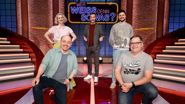 Bild: ARD/Morris Mac Matzen Moderator Kai Pflaume und seine Rateteam-Kapitäne Bernhard Hoëcker und Elton begrüßen in dieser Sendung die Fernsehmoderatorin Ariane Alter und den Komiker Phil Laude.