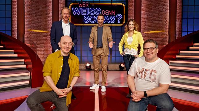 Bild: ARD/Morris Mac Matzen Moderator Kai Pflaume und seine Rateteam-Kapitäne Bernhard Hoëcker und Elton begrüßen in dieser Sendung den Fernsehmoderator und Sportjournalist Gerhard Delling und die Fernsehmoderatorin Andrea Kaiser.