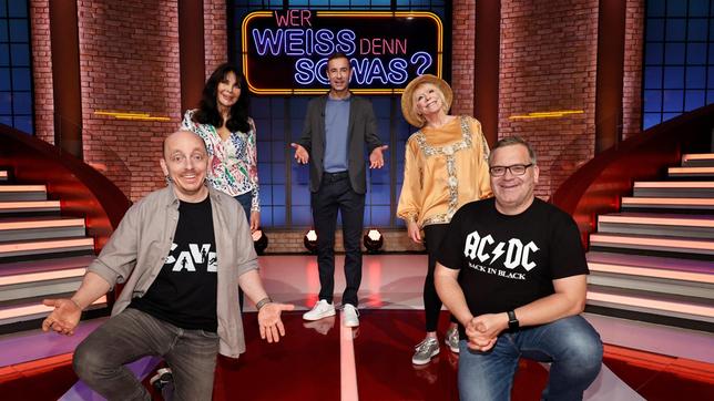 Bild: ARD/Morris Mac Matzen Moderator Kai Pflaume und seine Rateteam-Kapitäne Bernhard Hoëcker und Elton begrüßen in dieser Sendung die Sängerin Dunja Rajter und die Schauspielerin Elke Sommer.
