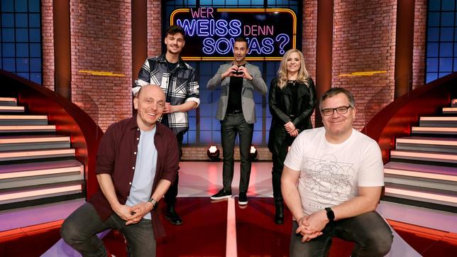Bild: ARD/Morris Mac Matzen Moderator Kai Pflaume und seine Rateteam-Kapitäne Bernhard Hoëcker und Elton begrüßen in dieser Sendung den Sänger Karsten Walter und die Sängerin Marina Marx.