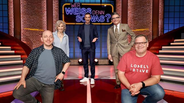 Bild: ARD/Morris Mac Matzen Moderator Kai Pflaume und seine Rateteam-Kapitäne Bernhard Hoëcker und Elton begrüßen in dieser Sendung die Sängerin Bibi Johns und den Musiker und Fernsehmoderator Götz Alsmann.