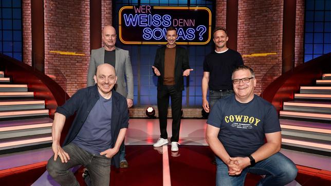 Bild: ARD/Morris Mac Matzen Moderator Kai Pflaume und seine Rateteam-Kapitäne Bernhard Hoëcker und Elton begrüßen in dieser Sendung den Schauspieler Christian Berkel und den Schauspieler Maximilian Brückner.