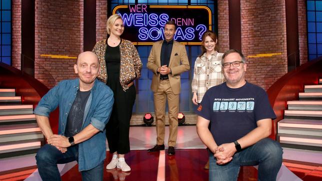 Bild: ARD/Morris Mac Matzen Moderator Kai Pflaume und seine Rateteam-Kapitäne Bernhard Hoëcker und Elton begrüßen in dieser Sendung die beiden Schauspielerinnen Rosalie Thomass und Josefine Preuß.