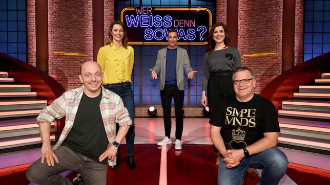 Bild: ARD/Morris Mac Matzen Moderator Kai Pflaume und seine Rateteam-Kapitäne Bernhard Hoëcker und Elton begrüßen in dieser Sendung die Journalistin und Fernsehmoderatorin Anja Reschke und die Journalistin und Fernsehmoderatorin Eva-Maria Lemke.