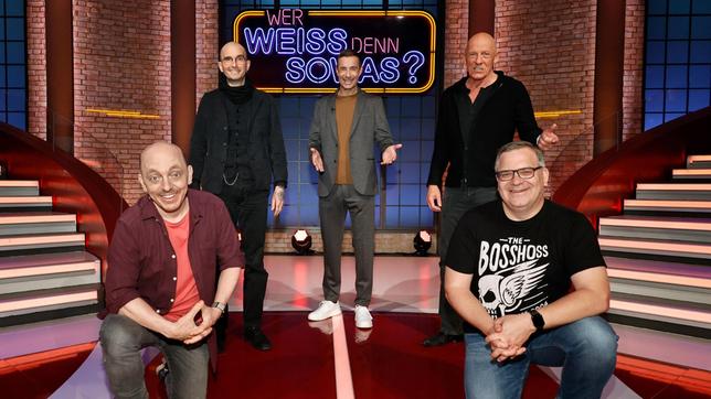 Bild: ARD/Morris Mac Matzen Moderator Kai Pflaume und seine Rateteam-Kapitäne Bernhard Hoëcker und Elton begrüßen in dieser Sendung den Kriminalbiologen Mark Benecke und den Arzt, Autor und Schauspieler Joe Bausch.