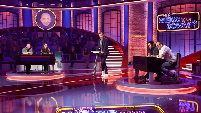 Bild: ARD/Morris Mac Matzen Moderator Kai Pflaume und seine Rateteam-Kapitäne Bernhard Hoëcker und Elton begrüßen in dieser Sendung die Schauspielerin Arzu Bazman und den Schauspieler Thomas Koch.