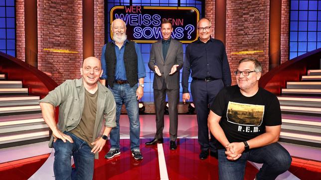 Bild: ARD/Morris Mac Matzen Moderator Kai Pflaume und seine Rateteam-Kapitäne Bernhard Hoëcker und Elton begrüßen in dieser Sendung den Schauspieler Bill Mockridge und den Schauspieler Hartmut Volle.