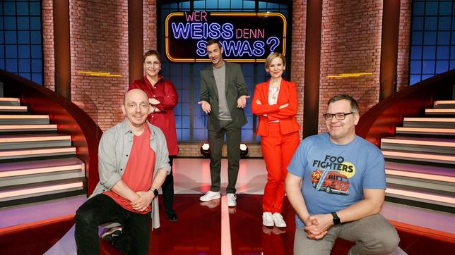 Bild: ARD/Morris Mac Matzen Moderator Kai Pflaume und seine Rateteam-Kapitäne Bernhard Hoëcker und Elton begrüßen in dieser Sendung die Schauspielerinnen Katerina Jacob und Andrea Kathrin Loewig.