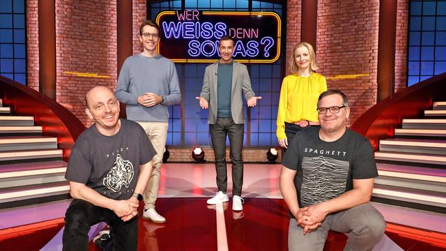 Bild: ARD/Morris Mac Matzen Moderator Kai Pflaume und seine Rateteam-Kapitäne Bernhard Hoëcker und Elton begrüßen in dieser Sendung den Mediziner und Fernsehmoderator Dr. Johannes Wimmer und die Ärztin und Buchautorin Dr. Anne Fleck.