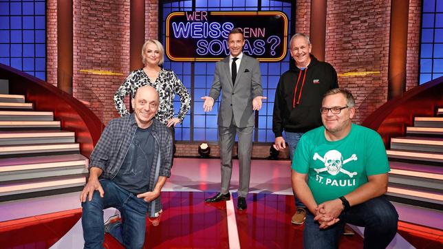 Bild: ARD/Morris Mac Matzen Moderator Kai Pflaume und seine Rateteam-Kapitäne Bernhard Hoëcker und Elton begrüßen in dieser Sendung die Fernsehmoderatorin Ulla Kock am Brink und den Fernsehmoderator Fritz Egner.