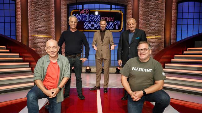 Bild: ARD/Morris Mac Matzen Moderator Kai Pflaume und seine Rateteam-Kapitäne Bernhard Hoëcker und Elton begrüßen in dieser Sendung den Schauspieler Klaus J. Behrendt und den Schauspieler Leonard Lansink.