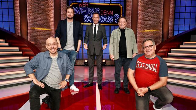 Bild: ARD/Morris Mac Matzen Moderator Kai Pflaume und seine Rateteam-Kapitäne Bernhard Hoëcker und Elton begrüßen in dieser Sendung die beiden Comedians Bastian Bielendorfer und Jürgen von der Lippe.