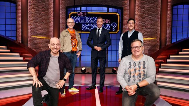 Bild: ARD/Morris Mac Matzen Moderator Kai Pflaume und seine Rateteam-Kapitäne Bernhard Hoëcker und Elton begrüßen in dieser Sendung den Autor Dr. Thomas Kinne und Quizspieler Sebastian Jacoby, bekannt als "Jäger" der Sendung "Gefragt-Gejagt".