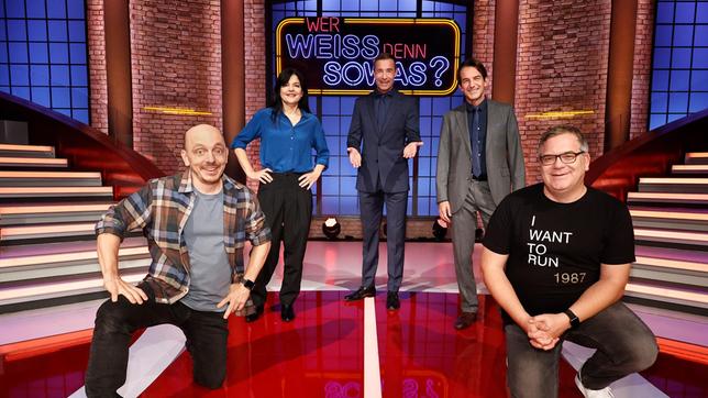 Bild: ARD/Morris Mac Matzen Moderator Kai Pflaume und seine Rateteam-Kapitäne Bernhard Hoëcker und Elton begrüßen in dieser Sendung die Schauspielerin Jasmin Tabatabai und den Schauspieler Hans-Werner Meyer.