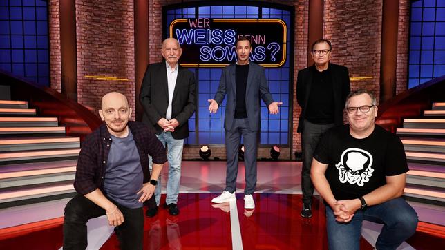 Bild: ARD/Morris Mac Matzen Moderator Kai Pflaume und seine Rateteam-Kapitäne Bernhard Hoëcker und Elton begrüßen in dieser Sendung den Sportreporter Werner Hansch und den ehemaligen Fußballtrainer Ewald Lienen.