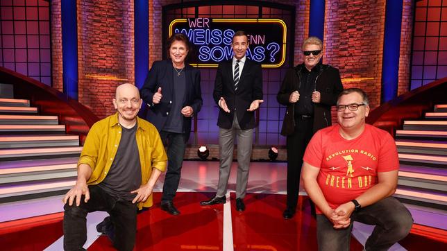 Bild: ARD/Morris Mac Matzen Moderator Kai Pflaume und seine Rateteam-Kapitäne Bernhard Hoëcker und Elton begrüßen in dieser Sendung den Sänger Olaf der 'Flipper' und den Sänger Heino Kramm.