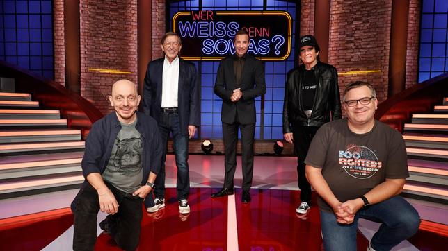 Bild: ARD/Morris Mac Matzen Moderator Kai Pflaume und seine Rateteam-Kapitäne Bernhard Hoëcker und Elton begrüßen in dieser Sendung den Musiker Jonny Hill und den Musiker Tom Astor.