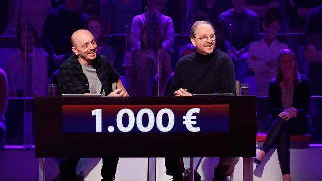 Moderator Kai Pflaume und seine Rateteam-Kapitäne Bernhard Hoëcker und Elton begrüßen in dieser Sendung den Komiker Olli Dittrich und den Kabarettist Dieter Nuhr.