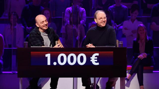Bild: ARD/Morris Mac Matzen Moderator Kai Pflaume und seine Rateteam-Kapitäne Bernhard Hoëcker und Elton begrüßen in dieser Sendung den Komiker Olli Dittrich und den Kabarettist Dieter Nuhr.