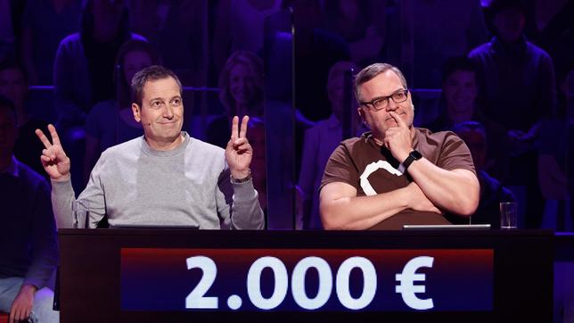 Bild: ARD/Morris Mac Matzen Moderator Kai Pflaume und seine Rateteam-Kapitäne Bernhard Hoëcker und Elton begrüßen in dieser Sendung den Komiker Olli Dittrich und den Kabarettist Dieter Nuhr.