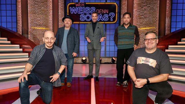 Bild: ARD/Morris Mac Matzen Moderator Kai Pflaume und seine Rateteam-Kapitäne Bernhard Hoëcker und Elton begrüßen in dieser Sendung den Schauspieler Axel Prahl und den Schauspieler Jan Josef Liefers.