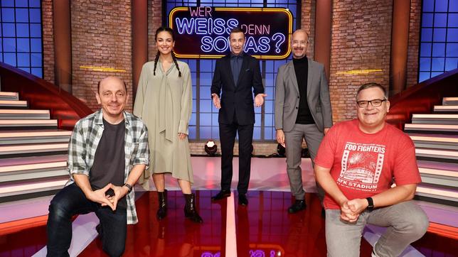 Bild: ARD/Morris Mac Matzen Moderator Kai Pflaume und seine Rateteam-Kapitäne Bernhard Hoëcker und Elton begrüßen in dieser Sendung die Schauspielerin Janina Uhse und den Schauspieler Christoph Maria Herbst.