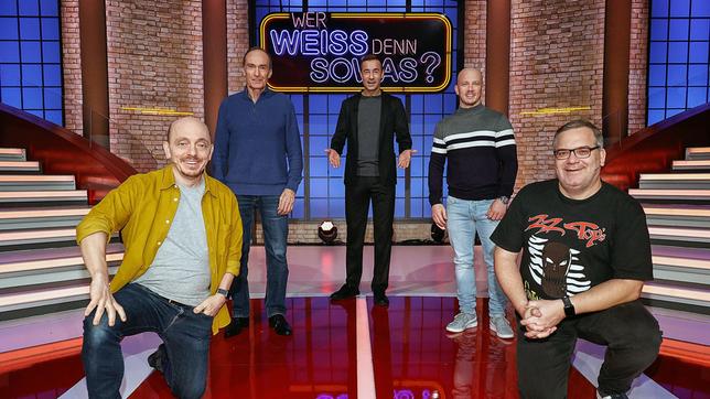 Bild: ARD/Morris Mac Matzen Moderator Kai Pflaume und seine Rateteam-Kapitäne Bernhard Hoëcker und Elton begrüßen in dieser Sendung den ehemaligen Kunstturner Eberhard Gienger und den ehemaligen Kunstturner Fabian Hambüchen.