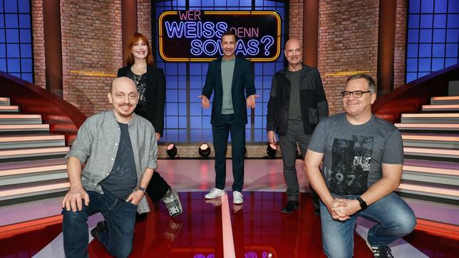 Bild: ARD/Morris Mac Matzen Moderator Kai Pflaume und seine Rateteam-Kapitäne Bernhard Hoëcker und Elton begrüßen in dieser Sendung das Schauspieler-Ehepaar Andrea Sawatzki und Christian Berkel.