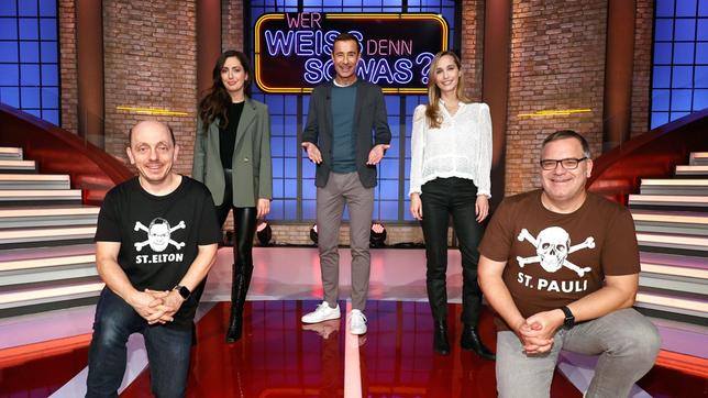 Bild: ARD/Morris Mac Matzen Moderator Kai Pflaume und seine Rateteam-Kapitäne Bernhard Hoëcker und Elton begrüßen in dieser Sendung die Moderatorin und Podcasterin Paulina Krasa und die Moderatorin und Podcasterin Laura Wohlers.